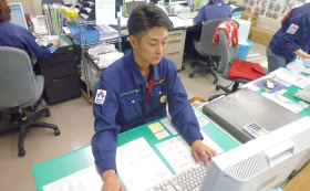 CS業務・事務中のスタッフ