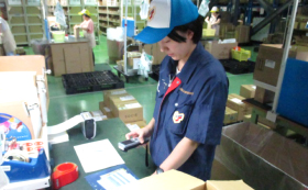 検品・梱包中のスタッフ
