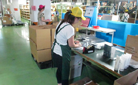流通加工中のスタッフ
