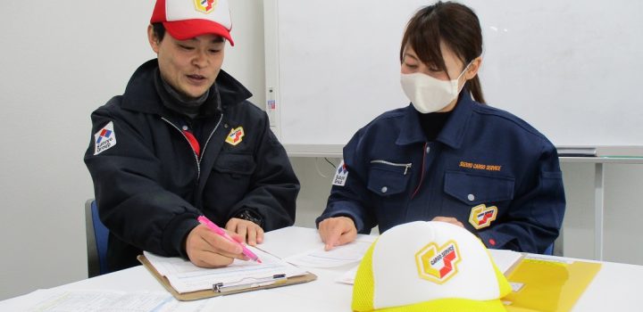 富士山フロント物流センターでの入社手続きの様子です 鈴与カーゴサービス株式会社
